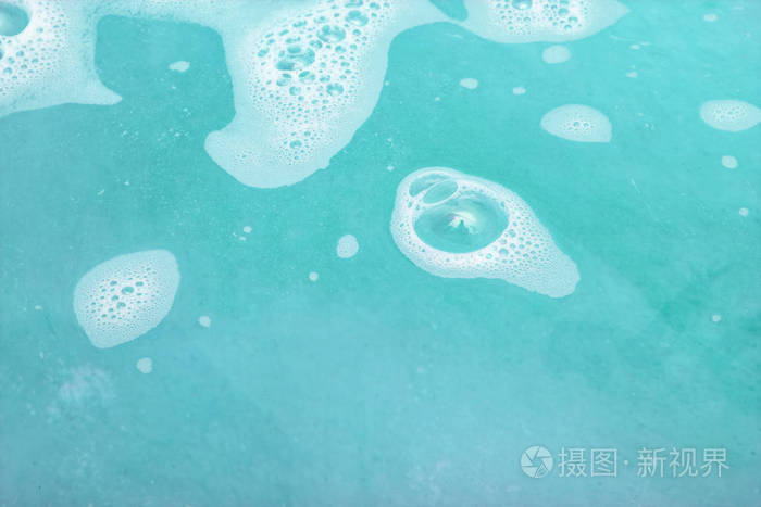 蓝色水上泡沫的气泡靠近背景为文字