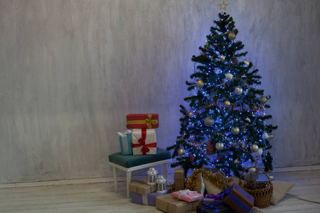 假日圣诞节内部家圣诞树和礼物新年加兰