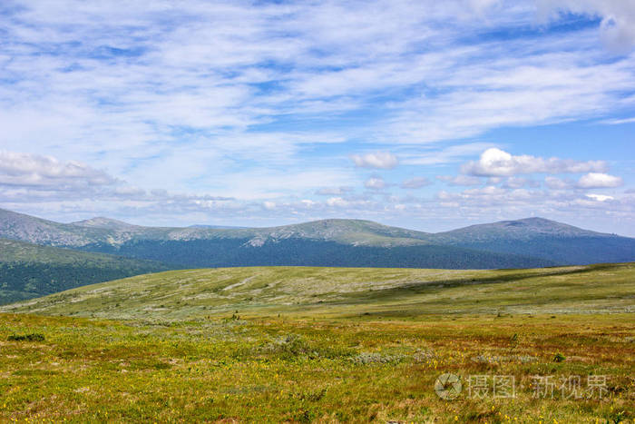 乌拉尔山夏季阳光明媚的早晨的全景.美丽的山景.