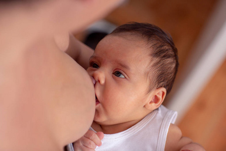 母乳喂养婴儿年轻母亲母乳喂养婴儿男孩