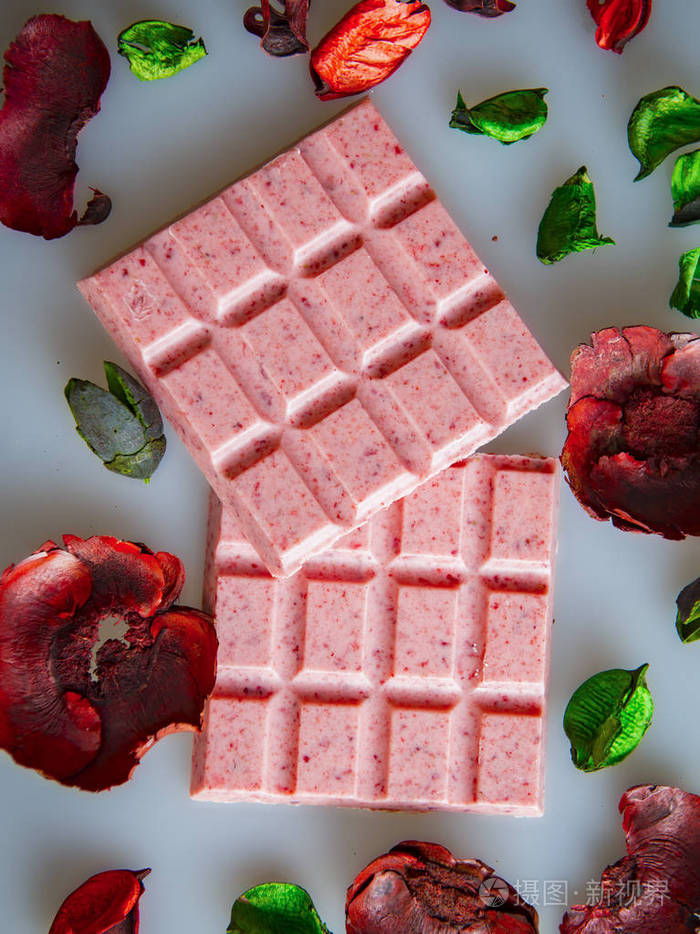 粉色草莓巧克力棒