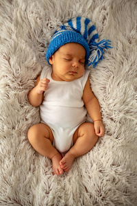 孩子，幸福和童年的概念美丽的睡眠小婴儿戴帽子