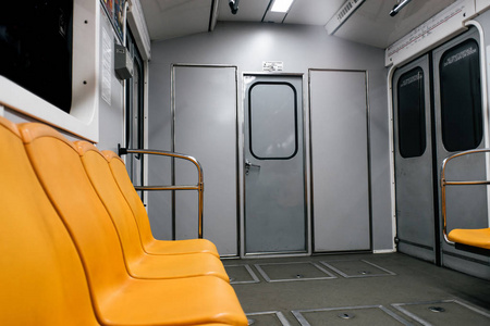 基辅地铁车厢内部没有人和橙色座位
