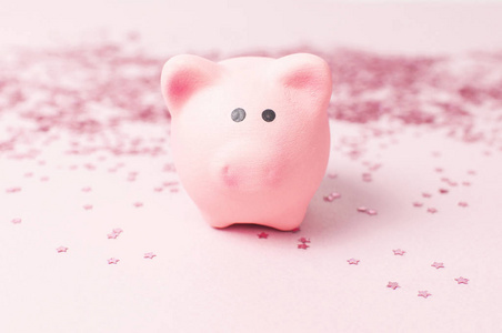 星星财务陶瓷玩具粉红猪象征新年和全息闪光纸屑形式的星星在粉红色