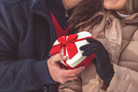 礼物心-送女友圣诞礼物度假的男人的手照片