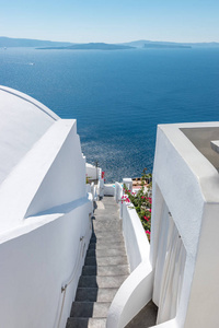 狭窄的街道，圣托里尼岛上有白色的房子。希腊。