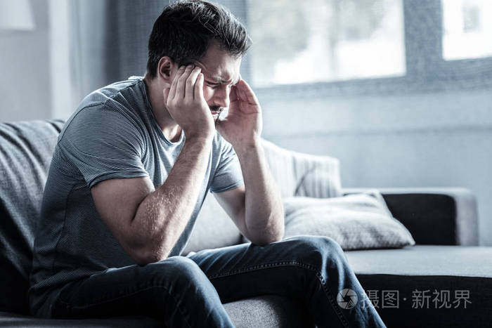 遭受痛苦的集中的男性人