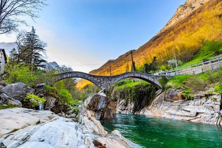 瑞士蒂奇诺州的瓦勒维尔萨斯卡valleverzasca，名叫庞特迪萨蒂ponte dei salti，两座拱门石桥在绿松