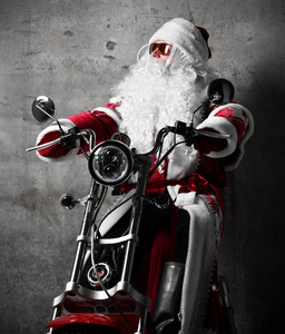 圣诞老人显示竖起大拇指的标志坐在电动摩托车自行车滑板车与文字复制空间
