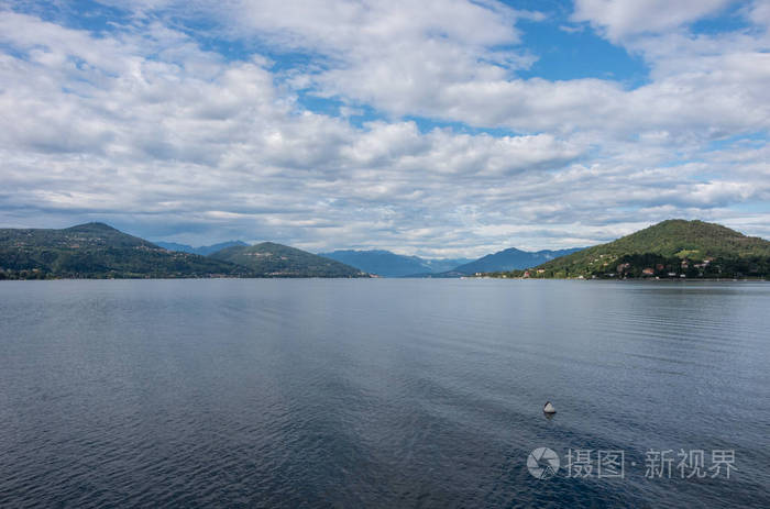 意大利皮埃蒙特的马吉奥尔山湖全景