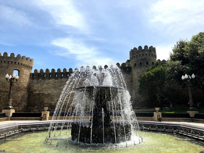 城市公园里的喷泉。 喷泉靠近旧堡垒的墙壁。 巴库