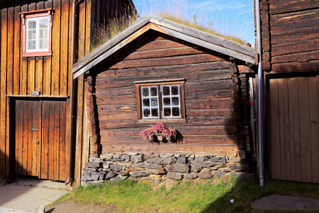 在挪威的Roros采矿镇，用草盖着屋顶的棕色旧小木屋。