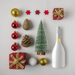创意布局由圣诞节冬季装饰和香槟。 最低限度的圣诞节或新年概念。 平躺着。