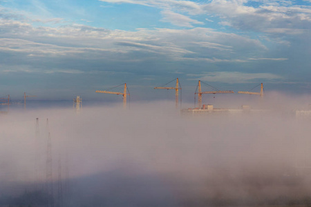 建筑工地的景观和晨雾