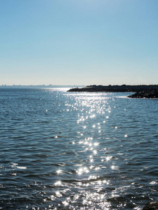 全景海景。 黑海的堤岸和地平线上的敖德萨城市建筑。