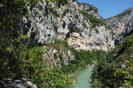 佛顿峡谷。 河流和岩石。 上层普罗旺斯法国。