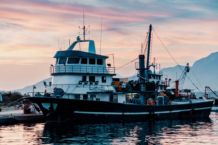 渔港里的渔船. 日落.照片