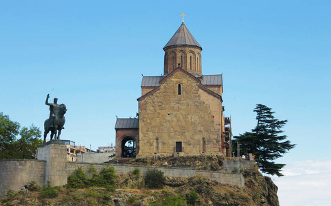 佐治亚州第比利斯圣母玛利亚梅泰基教堂和瓦赫唐I戈加拉利雕像