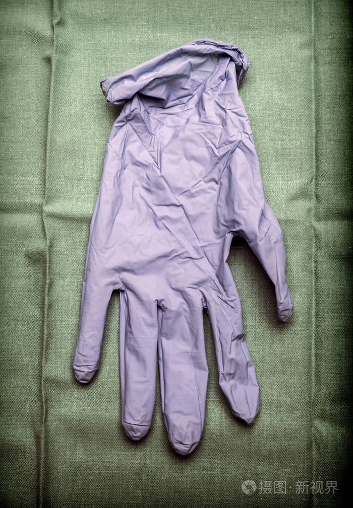 绿布上的乳胶蓝手套在操作剧院的概念图像中