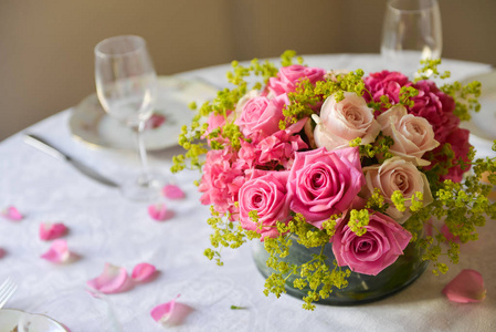 花卉布置室内装饰, 为婚礼或创造一个家庭舒适的餐桌设置。用作背景