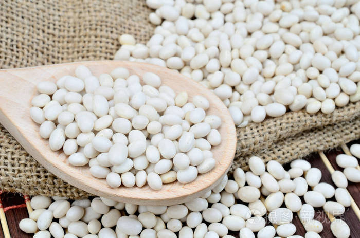 木制勺子里的白豆子