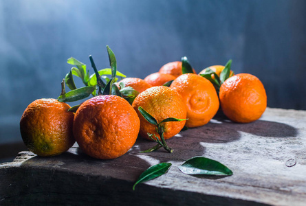 橘子桔子, 官员, clementines, 柑橘类水果与叶子在篮子结束质朴木背景, 拷贝空间