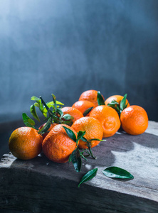 橘子桔子, 官员, clementines, 柑橘类水果与叶子在篮子结束质朴木背景, 拷贝空间