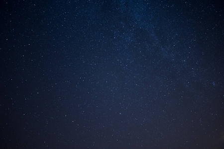 北半球夜空中满是星星的真实照片照片