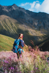佐治亚州高加索山脉徒步旅行的年轻女子