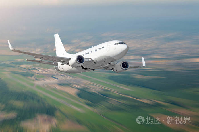 飞机以速度模糊的效果飞越地球和城市