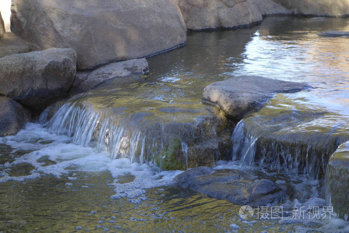 绿色的水，从装饰的巨石和岩石，科特兹湖，小娱乐公园，西北凤凰，阿兹