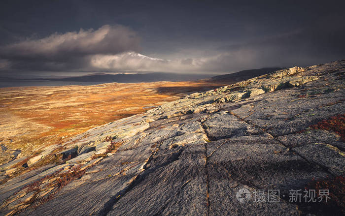 挪威秋日赛兰山景观。 多云的天空和遥远的地平线。 岩石背景。