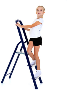 一个小女孩爬上梯子