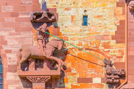 圣乔治正在巴斯勒蒙斯特斯维兹兰的墙上与一条龙搏斗
