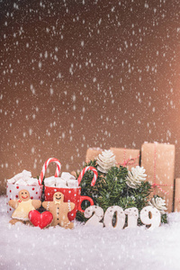 圣诞姜饼夫妇饼干装饰和两杯热巧克力。 2019年新年快乐。