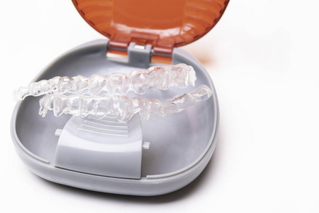 孤立的透明牙齿假体与其盒子隔离在Wite上，一种有美丽微笑的方式
