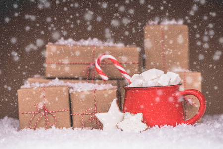 圣诞姜饼在礼品盒和热巧克力与棉花糖和糖果。 圣诞快乐，新年快乐