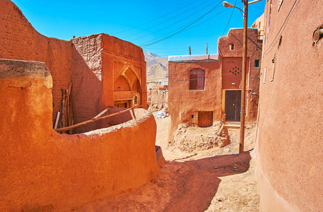 迷失在中世纪的红泥建筑的山阿比亚内赫村与保存下来的古代建筑伊朗。