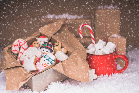 圣诞姜饼放在盒子里，热巧克力和棉花糖和糖果。 圣诞快乐，新年快乐