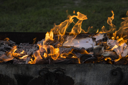 文件烧毁. 火灵之舞. 点燃纸张.照片