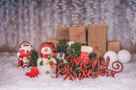 雪人与姜饼圣诞装饰和雪。 圣诞快乐，新年快乐，2019年。