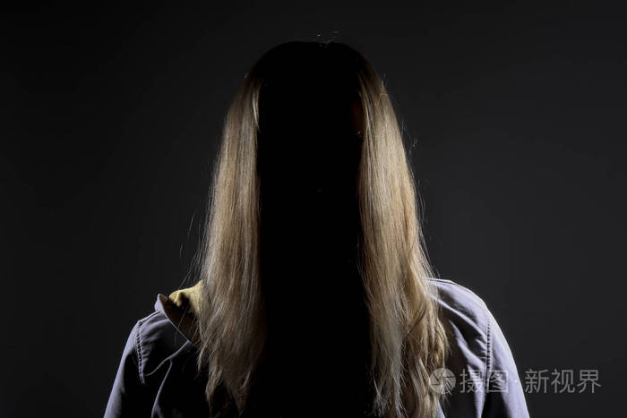 没有脸的年轻金发女人代表了各种妇女滥用暴民暴力或贩卖人口的问题