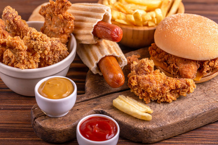 快碳水化合物垃圾和快餐. 温暖的木制背景.照片