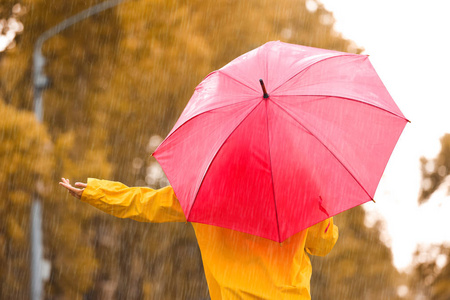 雨天，带红伞的女人