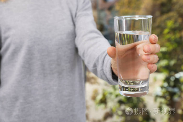 女人拿着一杯纯净水特写