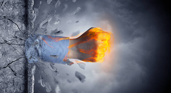 触击手触击剧烈并且打破石墙照片