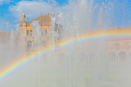 西班牙塞维利亚埃斯帕纳广场宫殿前喷泉中的彩虹图片