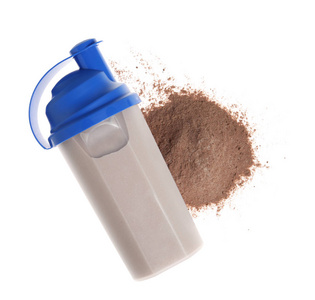 运动瓶中的蛋白质摇动和白色背景上的粉末