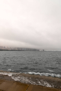 雾中芝加哥的天际线。