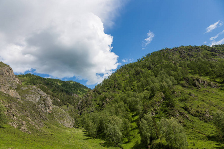 卡屯河和马里亚洛曼河交汇的山谷中的山岳景观